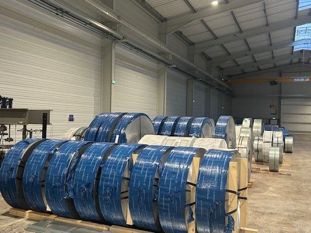 Bobines d’acier en stock dans l’atelier Profil C